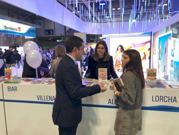 L'alcalde amb la regidora i la tècnica de Turisme a Fitur
