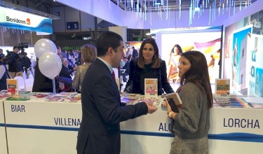 El alcalde con la concejala y la técnica de Turismo en Fitur