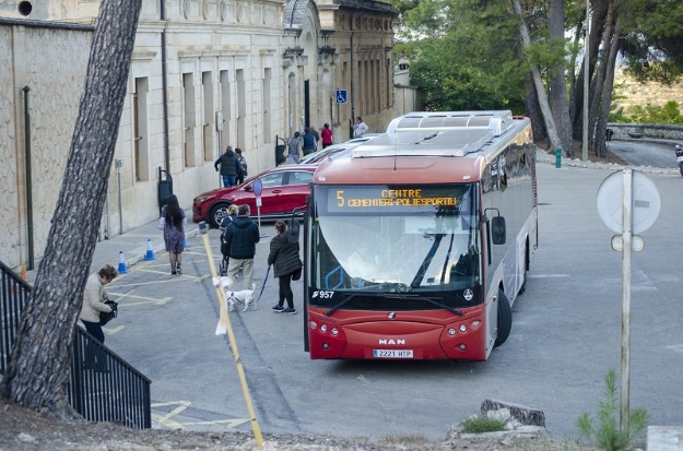 Autobús urbà número 5 en la parada del cementeri