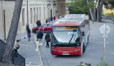 Autobús urbano número 5 en la parada del cementerio