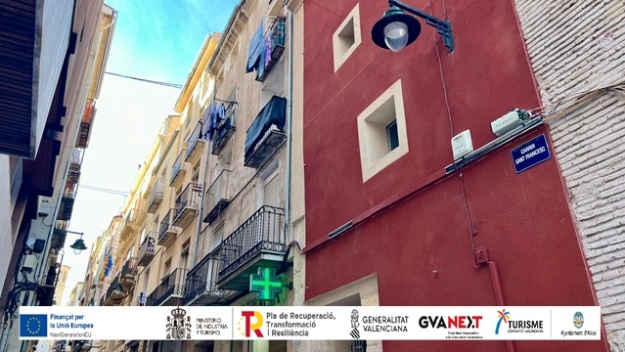Inici del  carrer Sant Francesc que tindrà enramada pròpia de Nadal i canvi de lluminàries