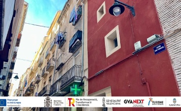 Inici del  carrer Sant Francesc que tindrà enramada pròpia de Nadal i canvi de lluminàries