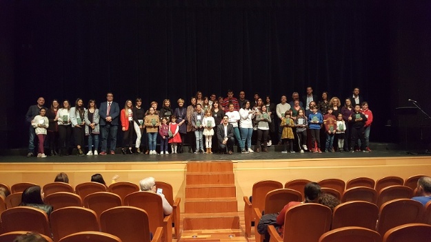 Clausura de l'última Mostra amb representants de cada centre educatiu en l'escenari, l'alcalde i el regidor d'Educació
