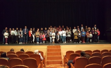 Clausura de l'última Mostra amb representants de cada centre educatiu en l'escenari, l'alcalde i el regidor d'Educació