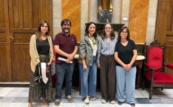 Regidora Aroa mira amb representants d'entitats de Salut Mental