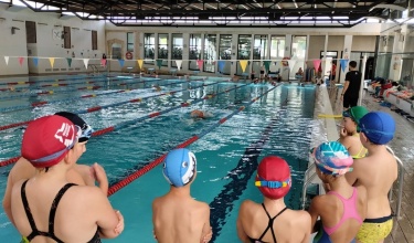 Xiquets i xiquetes en el curs de natació en el CEM Eduardo Latorre