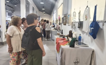 Assistents contemplant un estand de l'exposició en l'Àgora