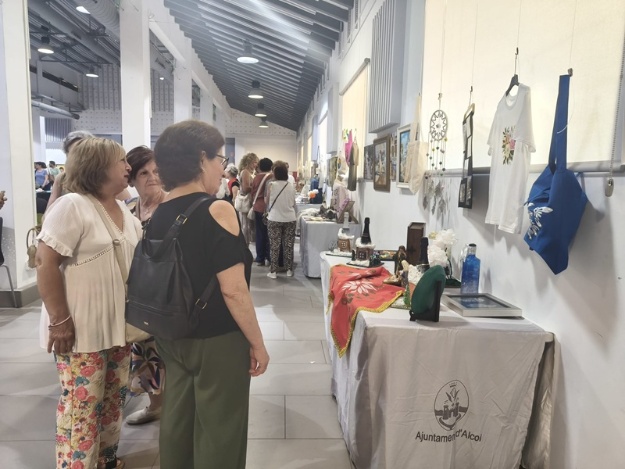Assistents contemplant un estand de l'exposició en l'Àgora