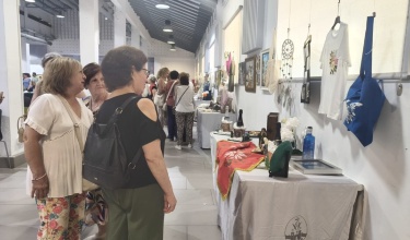 Assistents contemplant un estand de l'exposició en l'Àgora
