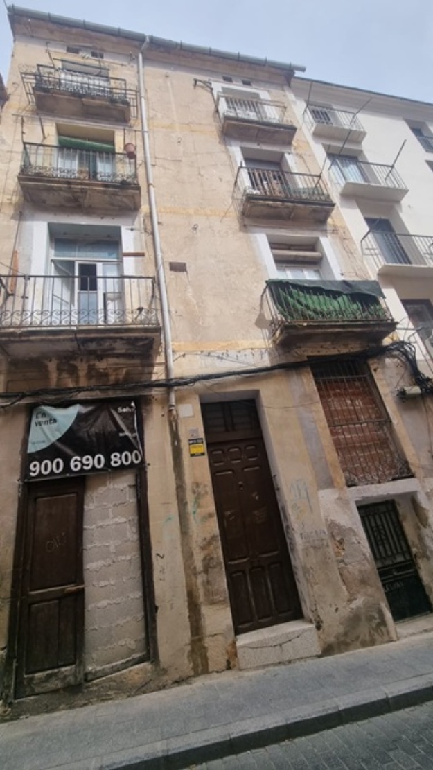Façana de l'edifici situat al carrer La Cordeta 17