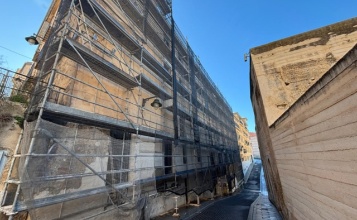 Una façana en obres en el centre d'Alcoi