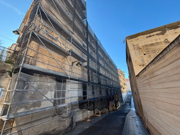 Una façana en obres en el centre d'Alcoi