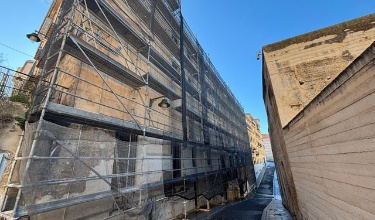 Una fachada en obras en el centro de Alcoy
