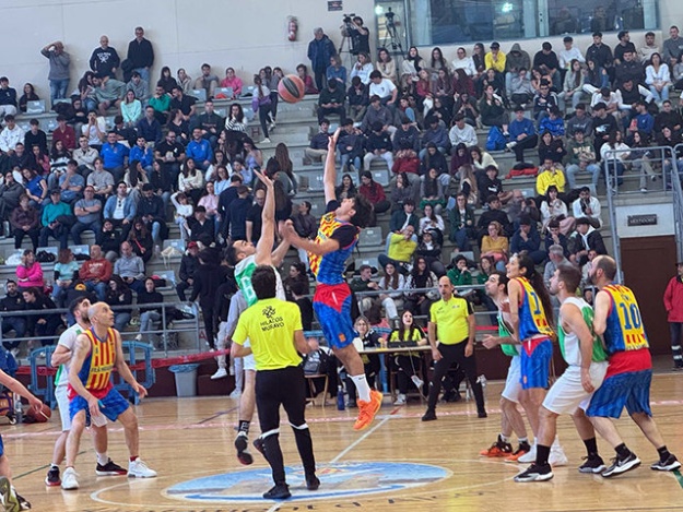 Salt inicial en la final de bàsquet de 2025 que va enfrontar a les filaes Cordón i Maseros