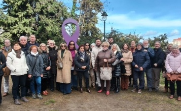 foto de grup amb el llaç contra el càncer restaurat amb polítics i gent d'entitats