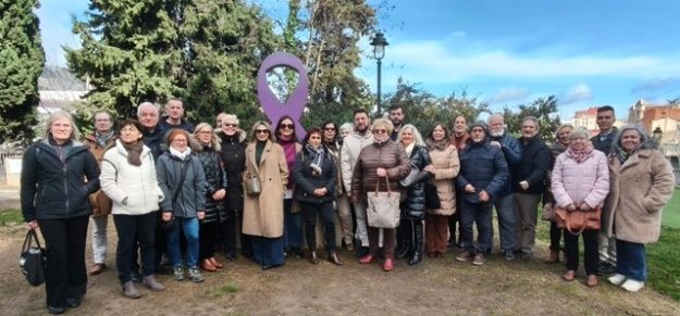 foto de grup amb el llaç contra el càncer restaurat amb polítics i gent d'entitats