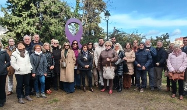 foto de grup amb el llaç contra el càncer restaurat amb polítics i gent d'entitats