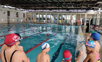 Imatge d'al·lumnes en la picina durant els cursos d'estiu