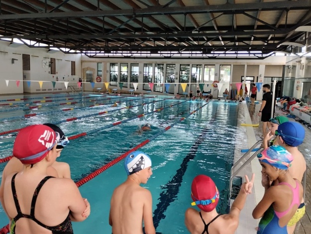 Imatge d'al·lumnes en la picina durant els cursos d'estiu