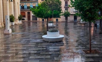 imatge de la plaça ramón i Cajal durant la neteja