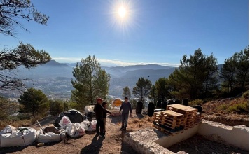 l'alcalde  toni francés i la regidora de turisme Lorena Zamorano en les obres del Castellar