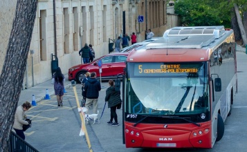 Imatge del bus en la parada al cementeri