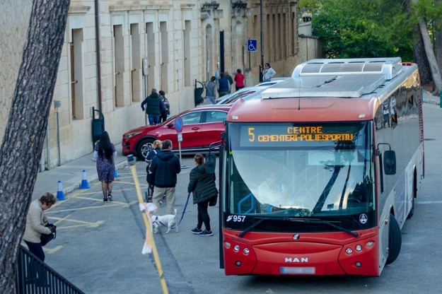 Imatge del bus en la parada al cementeri