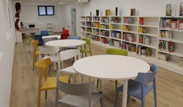 Sala de lectura buida de la Biblioteca infantil Tirisiti