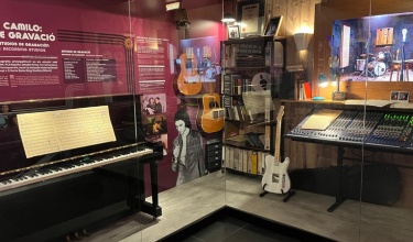 Interior del Museu Camilo Sesto amb el piano i la taula de mescles