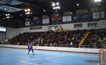 Un jugador de l'Alcodiam en el pavelló Miguel Sarasa durant un partit