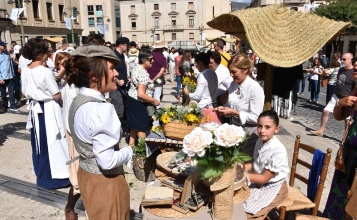 La regidora de turisme Lorena Zamorano en el MERCAT FIRA MODERNISTA