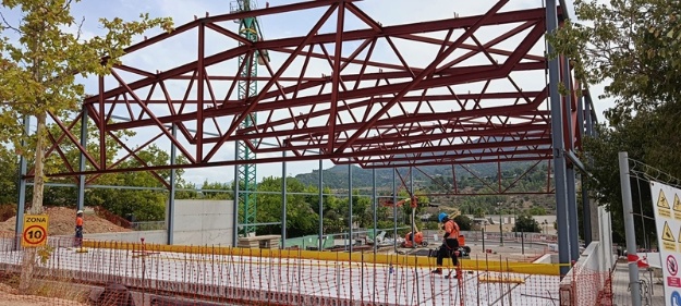Obras del futuro pabellón de gimnasia donde ya se ven los  pilares y cerchas metálicas de la cubierta