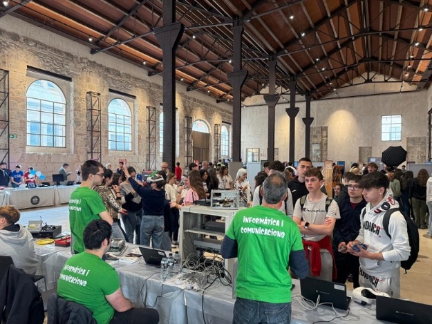 Estudiants en la Fira d’Habilitats d'FP l'Alcoià-el Comtat al Parc Tecnològic de Rodes