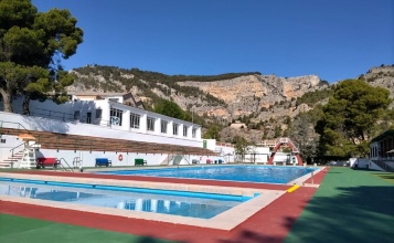 Piscina José Trenzano Alós amb el Barranc del Cint al fons