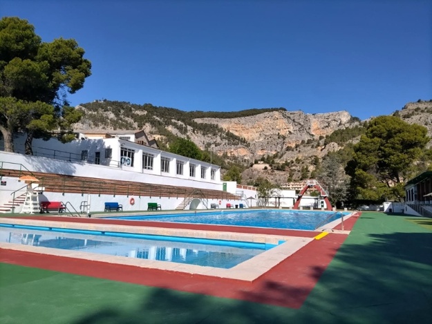 Piscina José Trenzano Alós amb el Barranc del Cint al fons