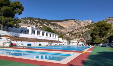 Piscina José Trenzano Alós con el Barranc del Cint al fondo