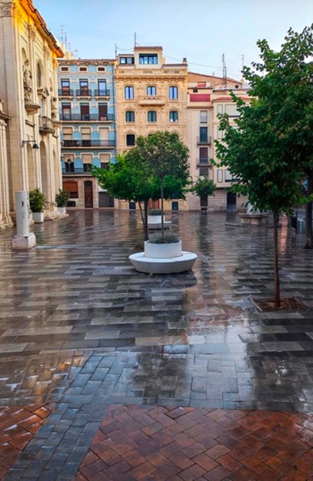 Plaza Ramón y Cajal durante la limpieza viaria