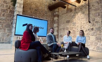 Representants de l'Ajuntament, EASD, UPV, AITEX i Cambra de Comerç en roda de premsa presentant la iniciativa Dènou
