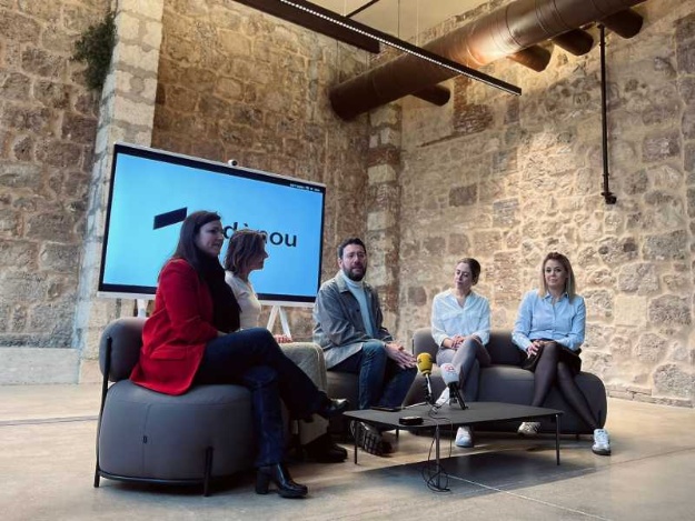 Representantes del Ayuntamiento, EASD, UPV, AITEX y Cámara de Comercio en rueda de prensa presentando la iniciativa Dènou