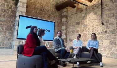 Representants de l'Ajuntament, EASD, UPV, AITEX i Cambra de Comerç en roda de premsa presentant la iniciativa Dènou