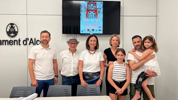 Jordi Linares i Joanfra Rozalén (DivertisKausen), Aroa Mira (regidora Polítiques Inclusivas), Nuria Alba (Asociación ADIBI), Pablo Rodríguez (pare de la xiqueta afectada)