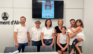 Jordi Linares y Joanfra Rozalén (DivertisKausen), Aroa Mira (concejala Políticas Inclusives), Nuria Alba (Asociación ADIBI), Pablo Rodríguez (padre de la niña afectada)
