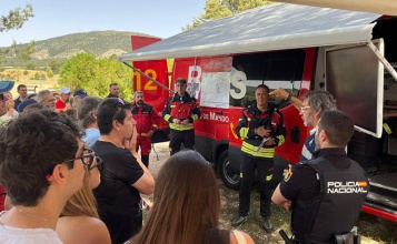 Veïns atenent les indicacions dels organitzadors del simulacre