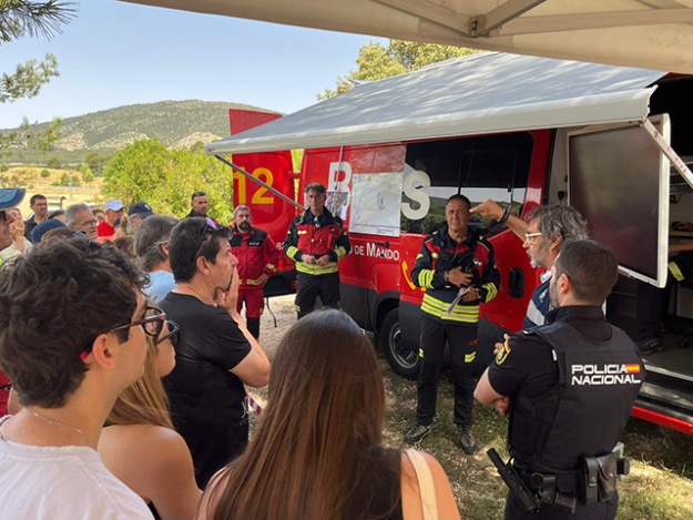 Veïns atenent les indicacions dels organitzadors del simulacre