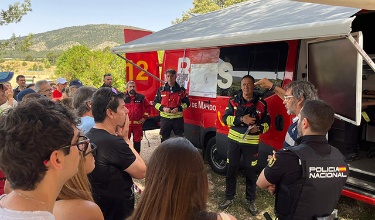 Vecinos atendiendo las indicaciones de los organizadores del simulacro
