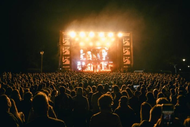 Fotografía del escenario en plena actuación y del público en el Sound Jordi 2025