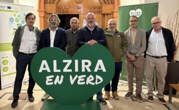 Els dos tècnics alcoians al costat d'altres participant a Alzira en verd