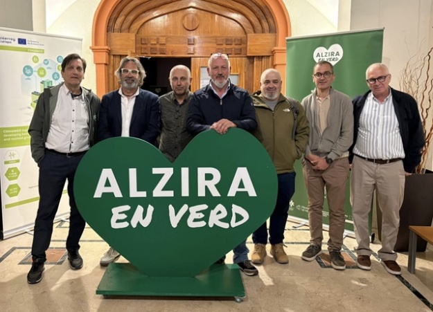 Els dos tècnics alcoians al costat d'altres participant a Alzira en verd