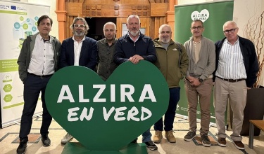 Los dos técnicos alcoyanos junto a otros participantes en Alzira en verd