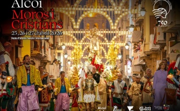 Tanca de Festes d'Alcoi feta a partir d'una fotografia de la processó amb el Sant Jordiet al centre